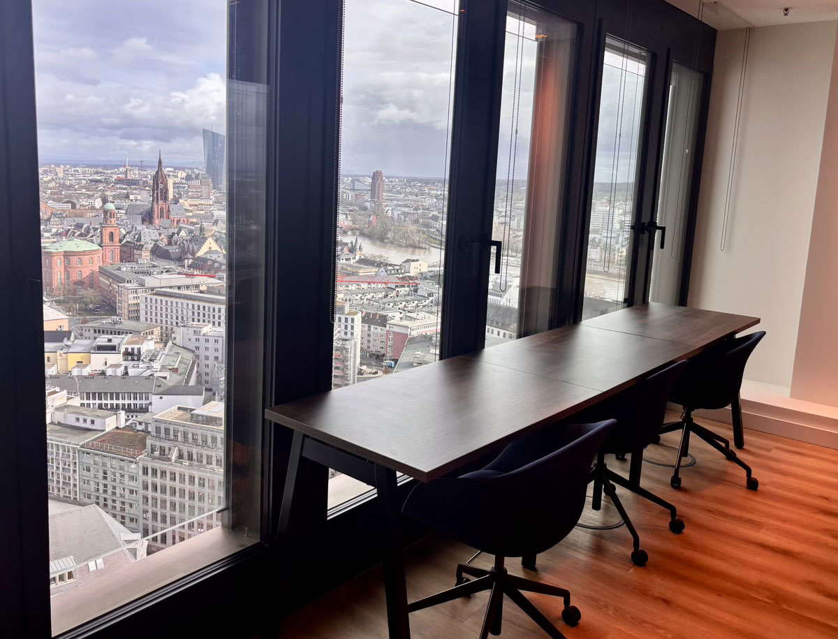 Fensterplätze mit Skyline-Blick Industrious Office